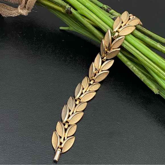 Vintage 50’s Crown Trifari Gold-tone Laurel Leaf Link 7.5” Bracelet - Picture 8 of 12
